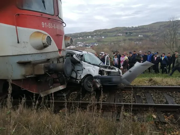 mașină lovită de tren Soloneț