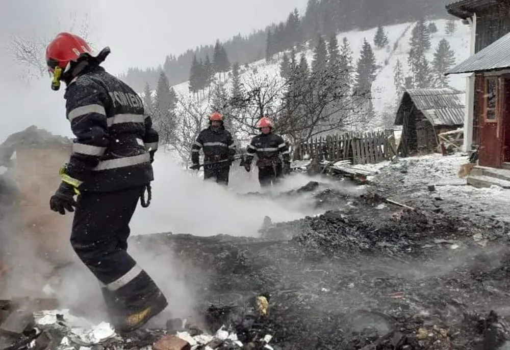 Casă distrusă de flăcări la Moldova Sulița FOTO 
