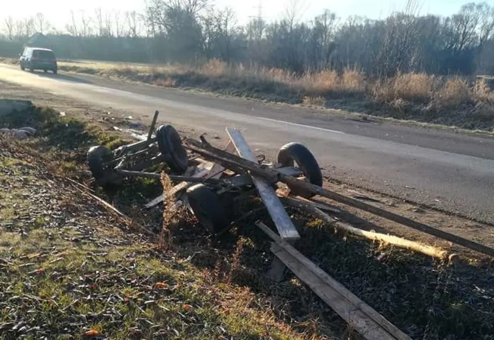 O persoană a fost rănită după ce o autoutilitară a intrat într-o căruță FOTO