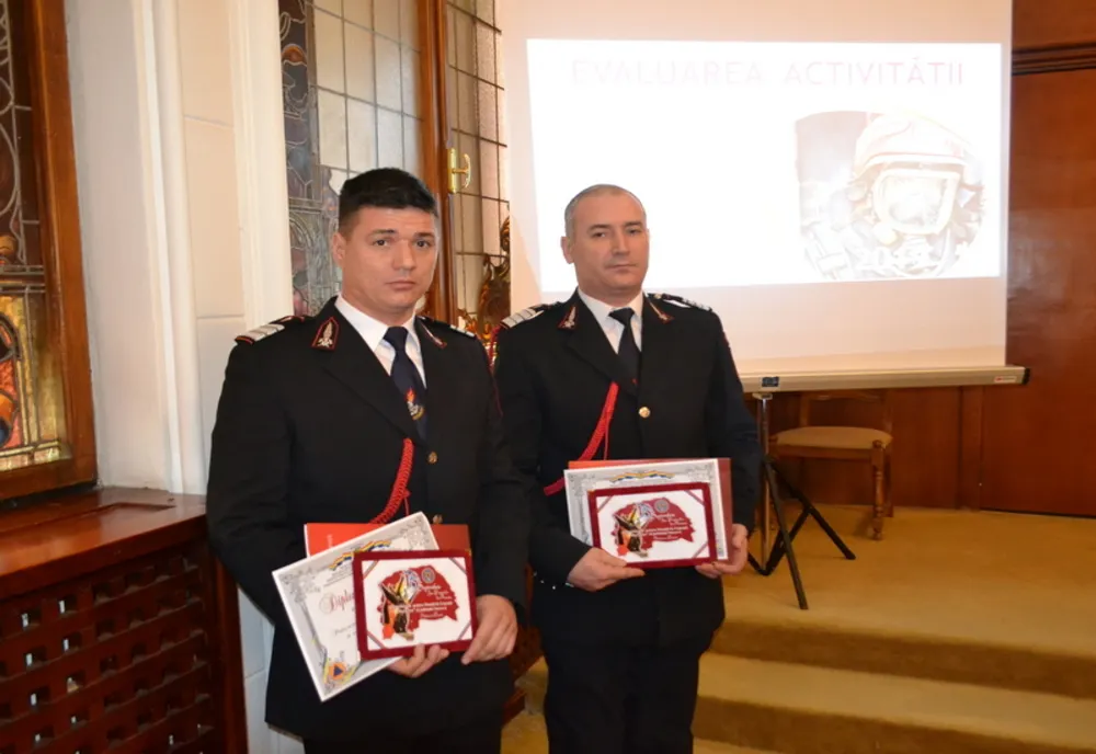 Pompierii care, aflați în timpul liber, au salvat viața a două tinere au fost premiați de ISU Suceava 
