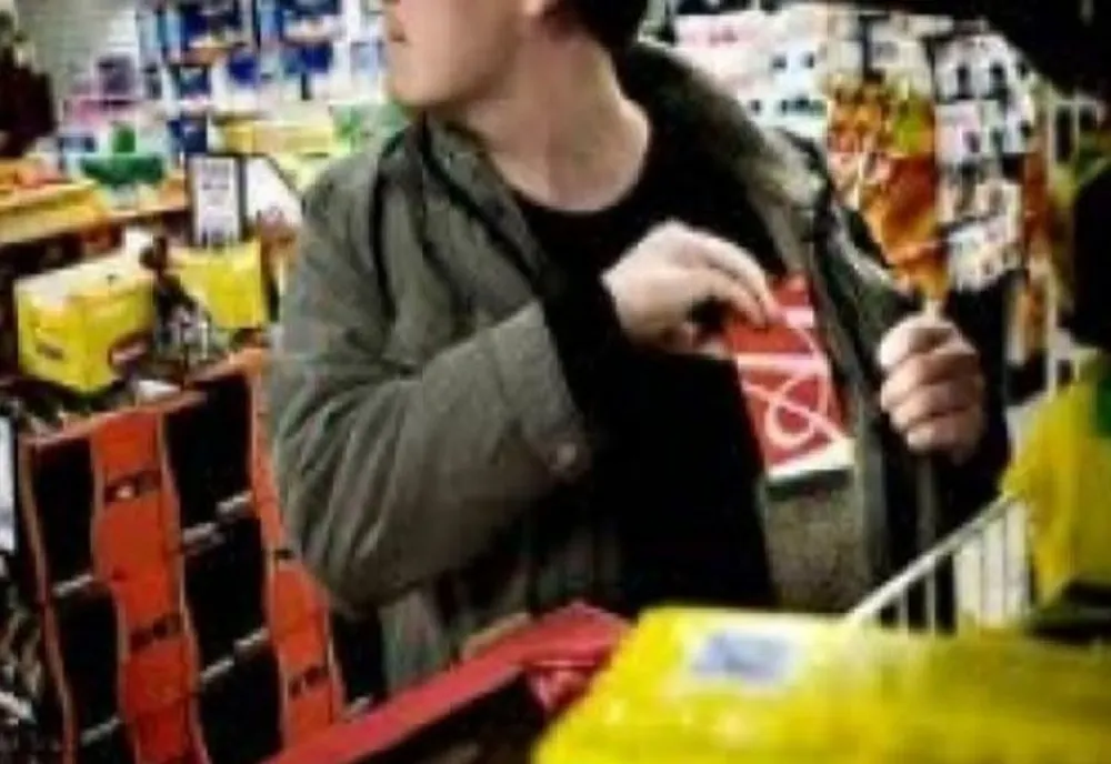 Un tânăr din Suceava a fost prins la furat într-un magazin din mall