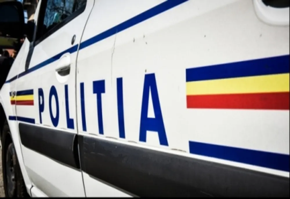 După ce l-au oprit pentru că nu purta centură, polițiștii au descoperit că șoferul era beat și nu avea permis de conducere 