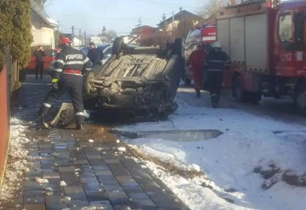Trei persoane au fost rănite după ce un șofer a pătruns cu mașina pe contrasens FOTO 