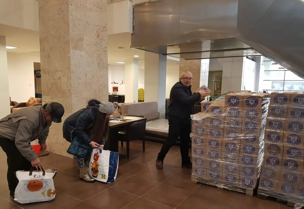 A început distribuirea pachetelor cu ajutoare de la UE FOTO