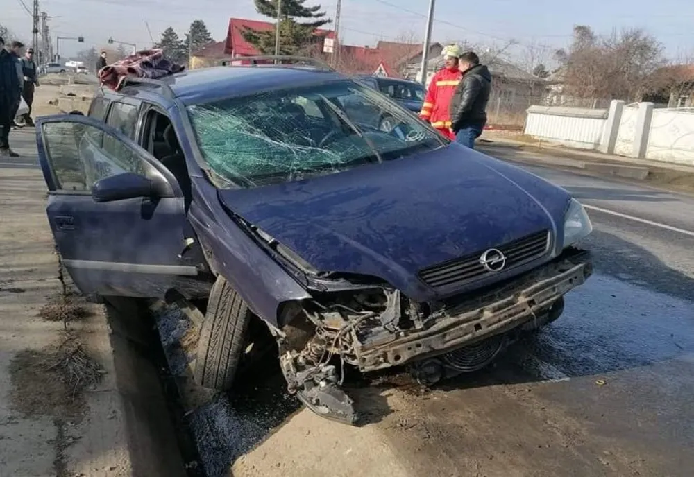 O șoferiță s-a întors către fetița ei aflată pe bancheta din spate și s-a răsturnat cu mașina FOTO 