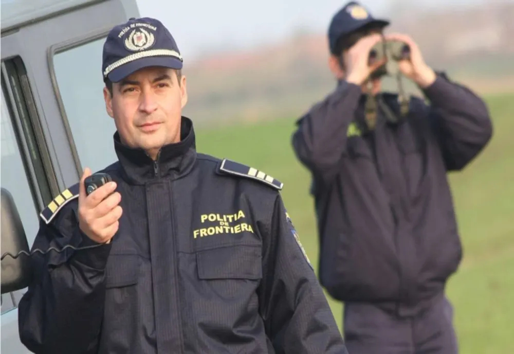O motoparapantă, care transporta țigări de contrabandă, a aterizat forțat pe un câmp din Șerbăuți 