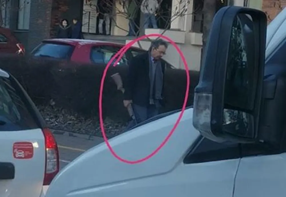 Bărbat amendat de poliție după ce s-a plimbat cu arma la vedere pe străzile Sucevei FOTO 