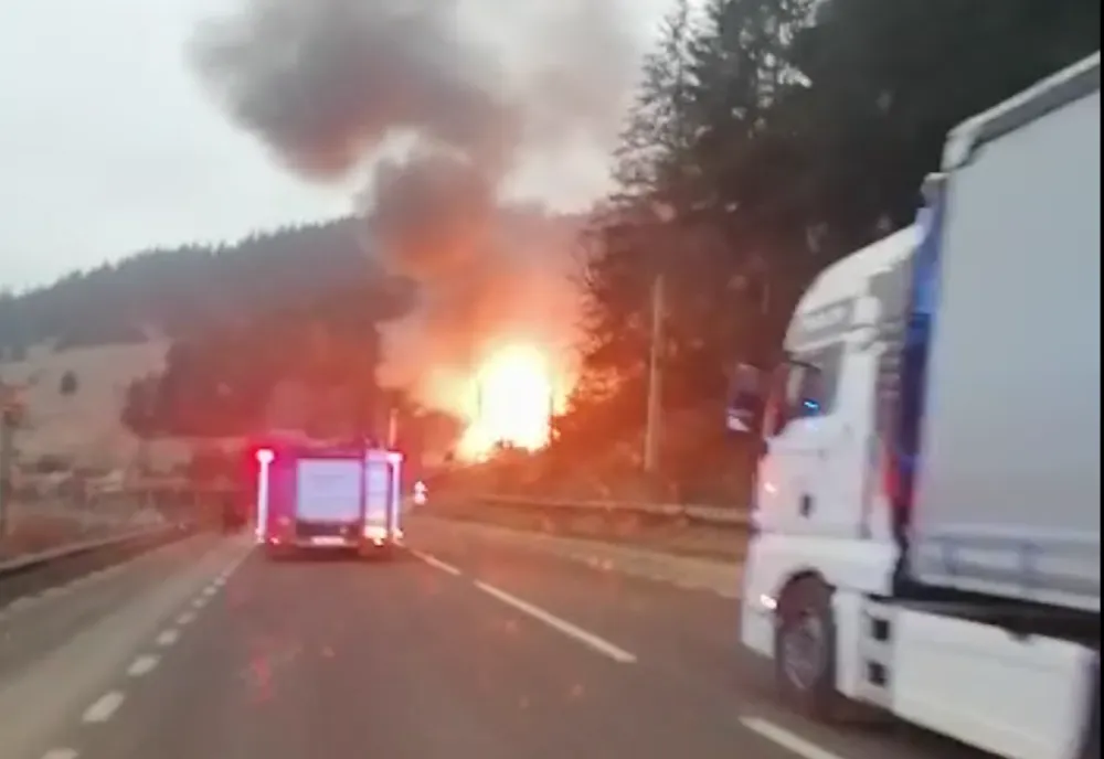 Incendiu puternic la Iacobeni. O casă a fost curpinsă de flăcări VIDEO
