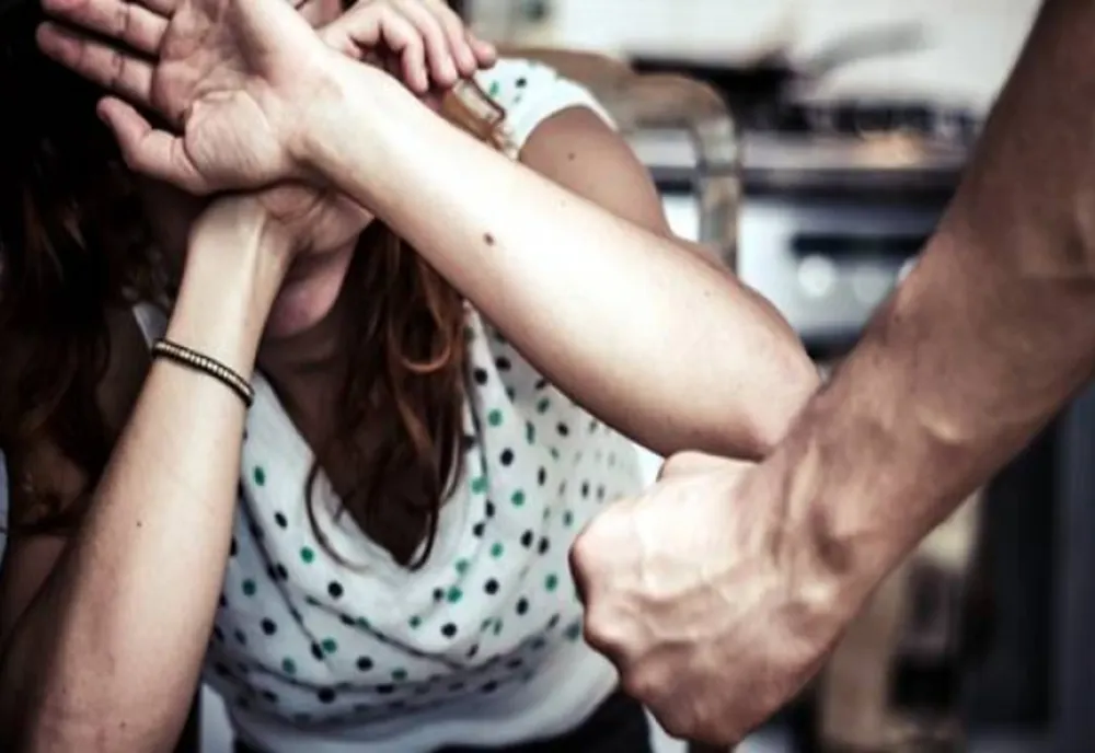 O tânără de 18 ani a ajuns la spital după ce a fost bătută de fostul iubit