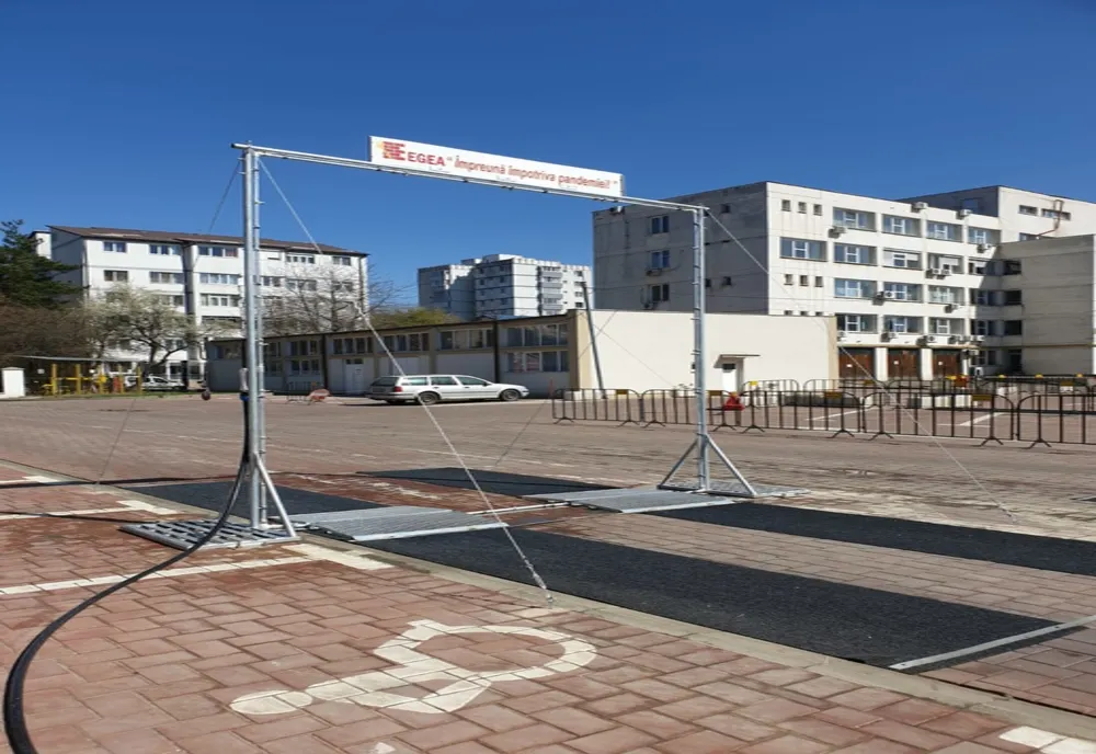 Instalație de dezinfectare a mașinilor, montată de USV în curtea Spitalului Județean Suceava FOTO 