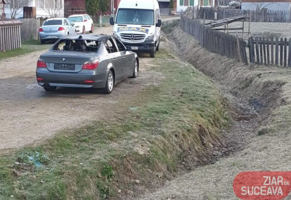 Răzbunare în stil mafiot la Vatra Moldoviței. Mașina unui polițist a fost incendiată FOTO 