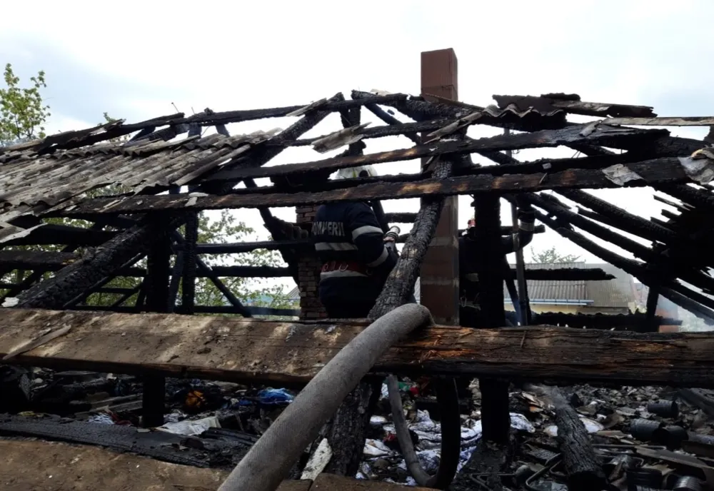 Incendiu la o casă din Fălticeni FOTO