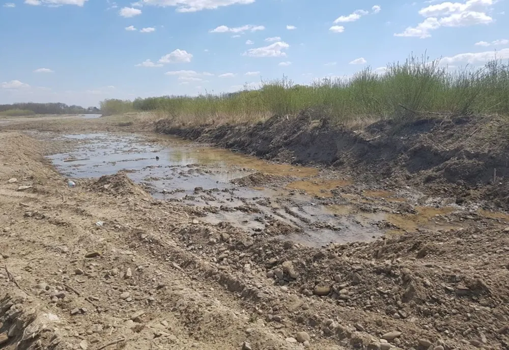 Amendă de 80.000 de lei pentru exploatarea de agregate minerale fără autorizație, în albia râului Suceava