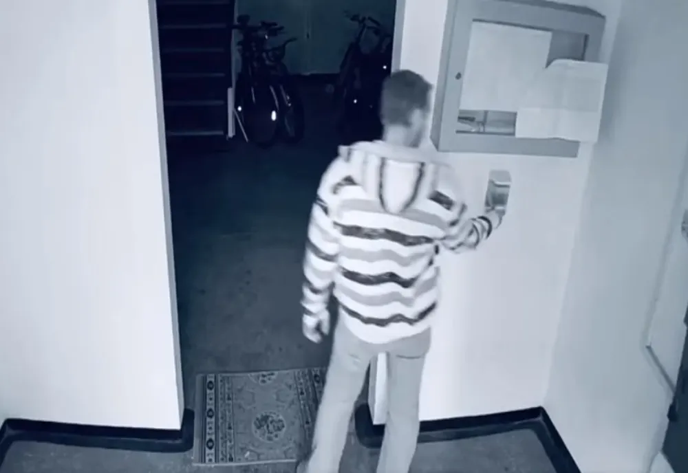 Un bărbat a fost filmat când fură un dozator cu dezinfectant dintr-o scară de bloc VIDEO 