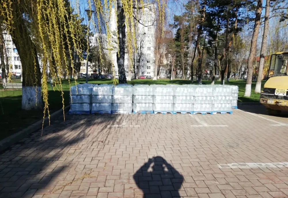 Crucea Roșie Suceava a donat Spitalului Județean Suceava 19.800 de litri de apă și aproape o tonă de conserve de icre de pește FOTO