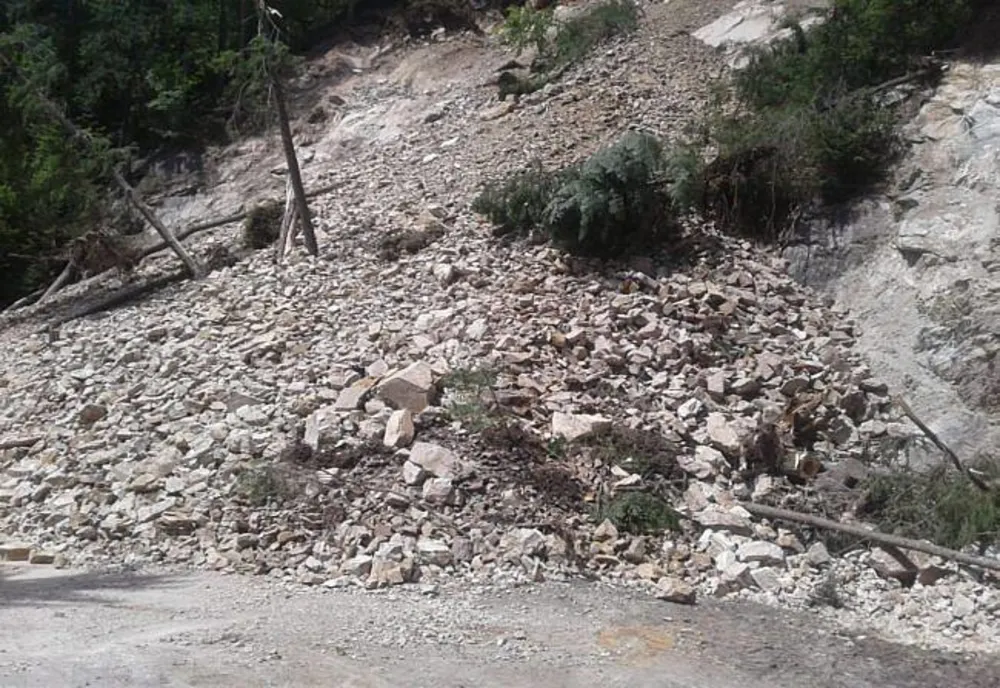 DN 18 este blocat pe un sens de mers la intrare în Cârlibaba, după o alunecare de teren