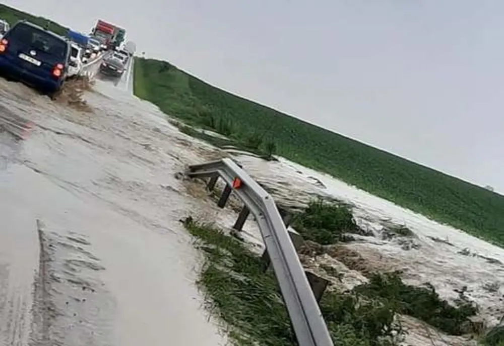 Circulație îngreunată pe DN 2 în zona localității Dănila, în urma unei ploi torențiale VIDEO