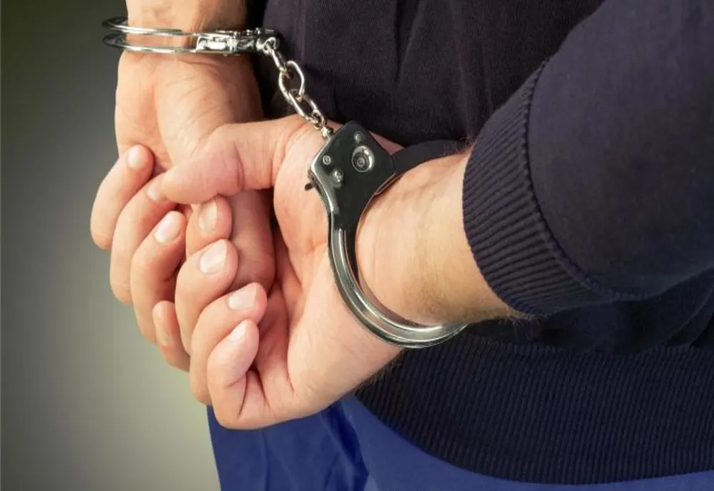 O persoană a fost reținută, o mașină și mii de pachete de țigări fără timbru au fost confiscate