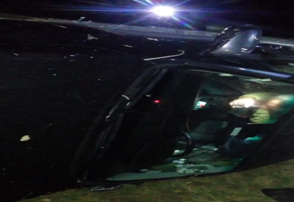 Autoturism de teren, răsturnat pe un drum de munte! Șoferul a rămas blocat în interior