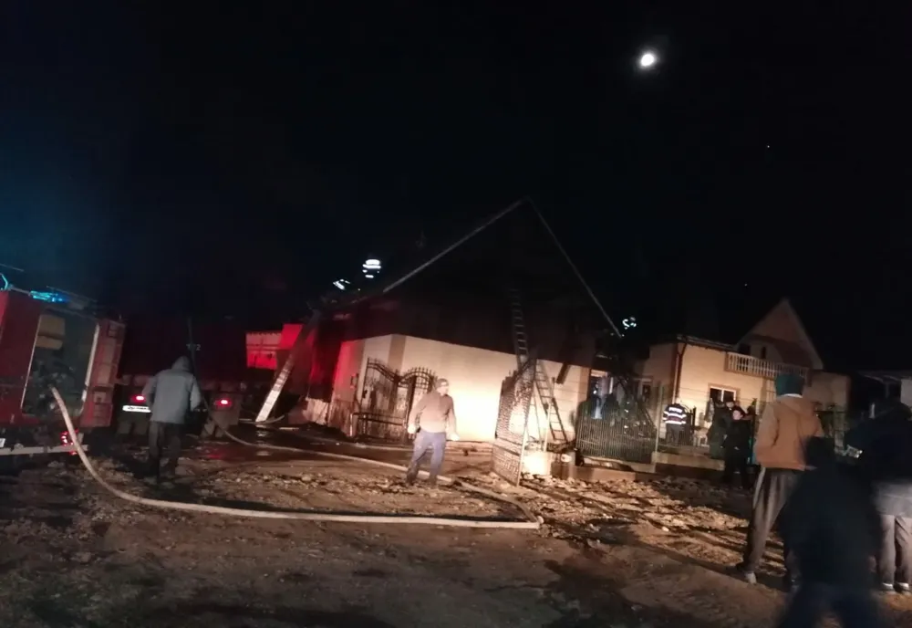 Trei ore de luptă cu flăcările pentru stingerea unui incendiu izbucnit la o gospodărie din Straja