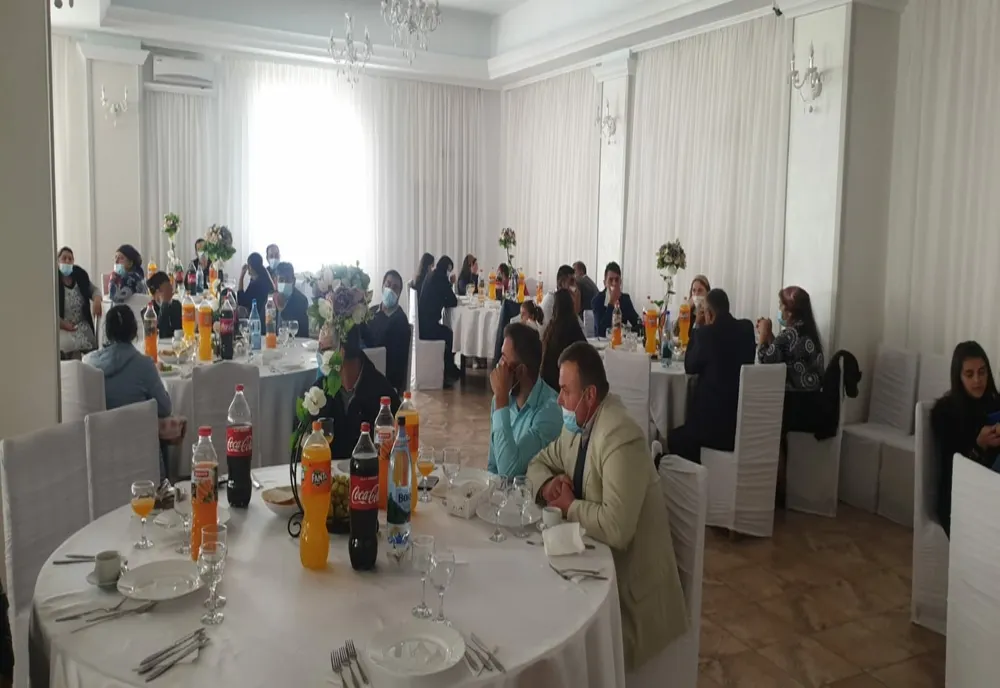 Nuntă cu aproape 200 de persoane, întreruptă de polițiști. Mirele și mireasa, amendați cu 2000 de lei!