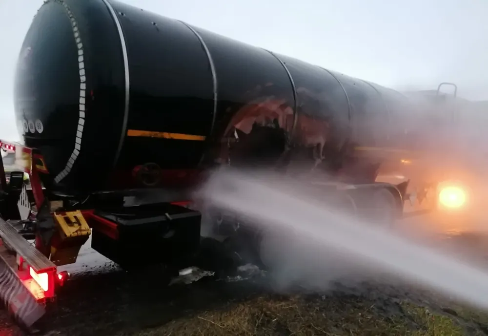 Incendiu la o cisternă încărcată cu bitum! (FOTO)