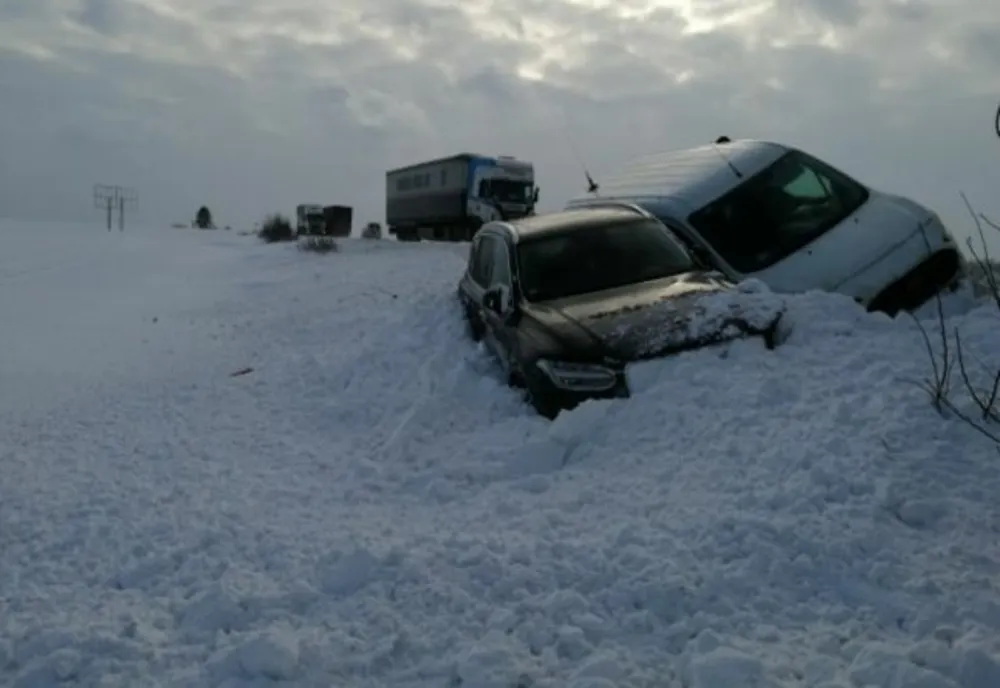 Misterul unui fenomen meteo extrem. Maşini împinse în afara şoselei de o rafală puternică