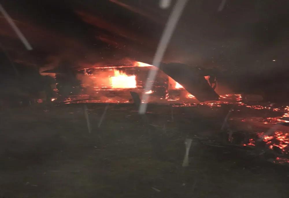 Locuință făcută scrum în Panaci! Incendiul a pornit de la un scurtcircuit