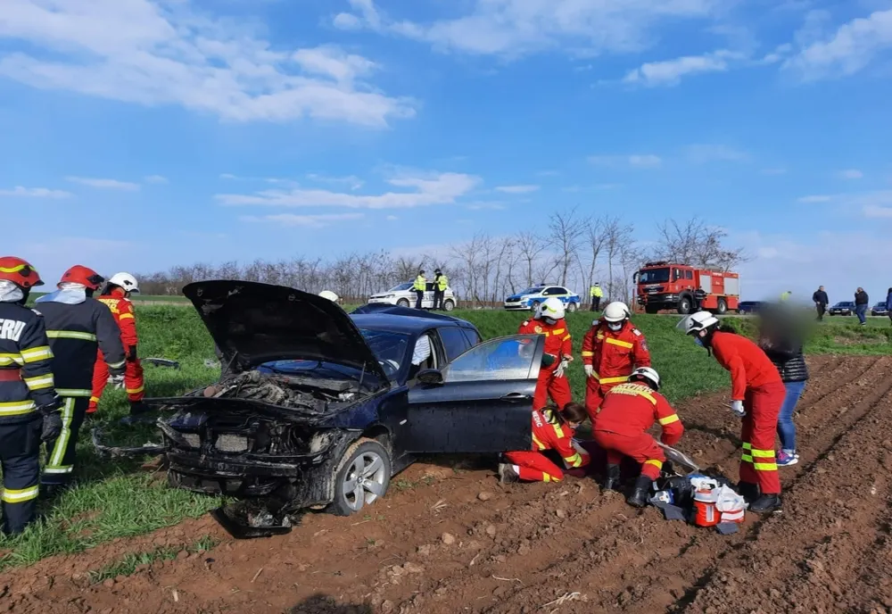 Un autoturism a luat foc după impactul cu un cap de pod