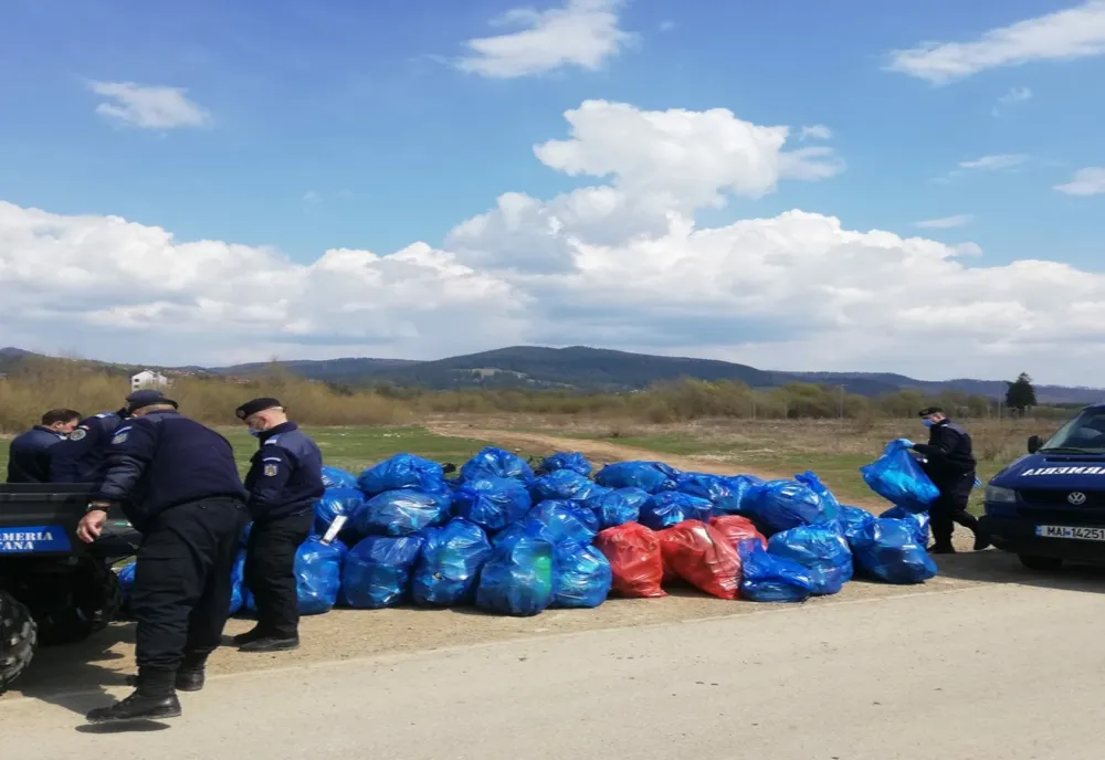 Campanie de ecologizarea traseelor turistice a jandarmilor suceveni