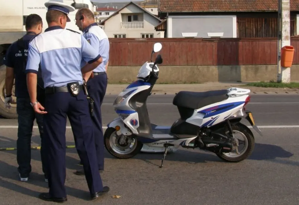 Un octogenar a ajuns cu scuterul în şanţ