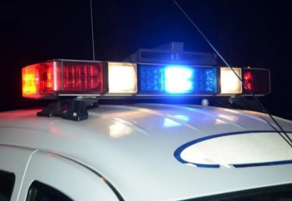 Lipsa de experiență la volan: un tânăr de 22 de ani s-a răsturnat cu mașina într-o albie de râu