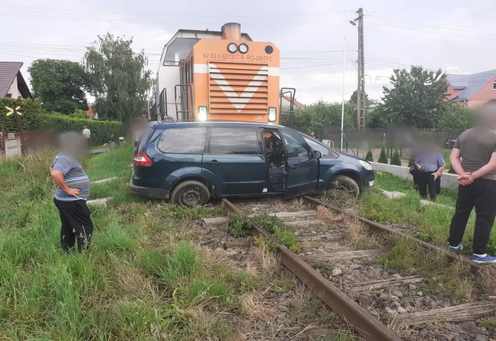 Autoturism lovit de un tren la Rădăuți