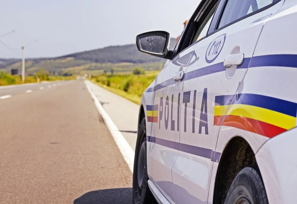 A depășit o colană de mașini și a produs accident. Cinci persoane au fost transportate la spital