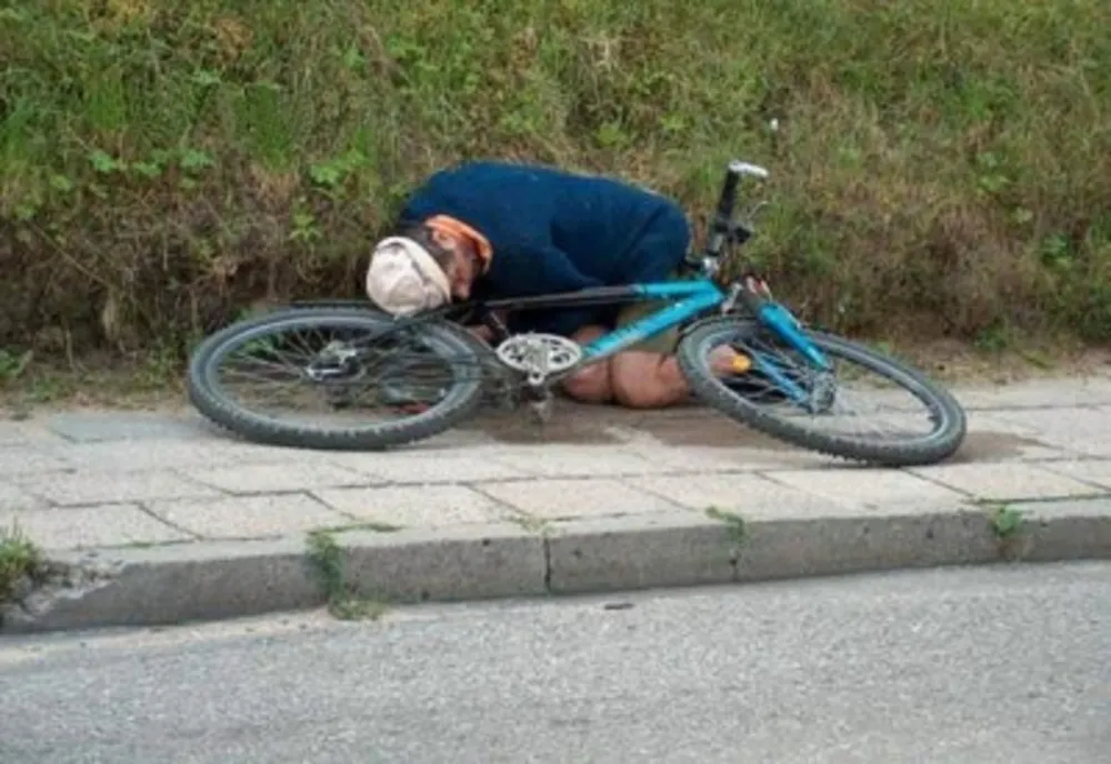 Atât de beat că a căzut de pe bicicletă!