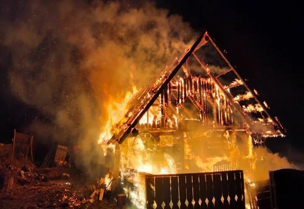 Incendiu violent în Cârlibaba