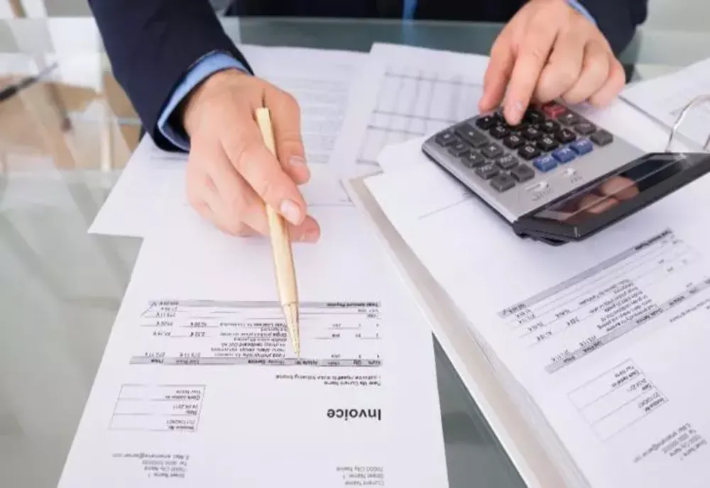 Furnizorii care nu refac TOATE facturile greșite, amendați cu 200.000 de lei - Ordonanța pe energie, aproape de adoptare