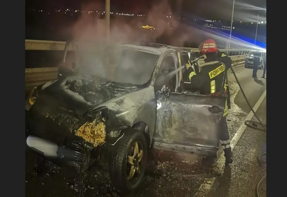 O maşină a fost cuprinsă de flăcări, pe o șosea din Suceava, din cauza unui scurtcircuit