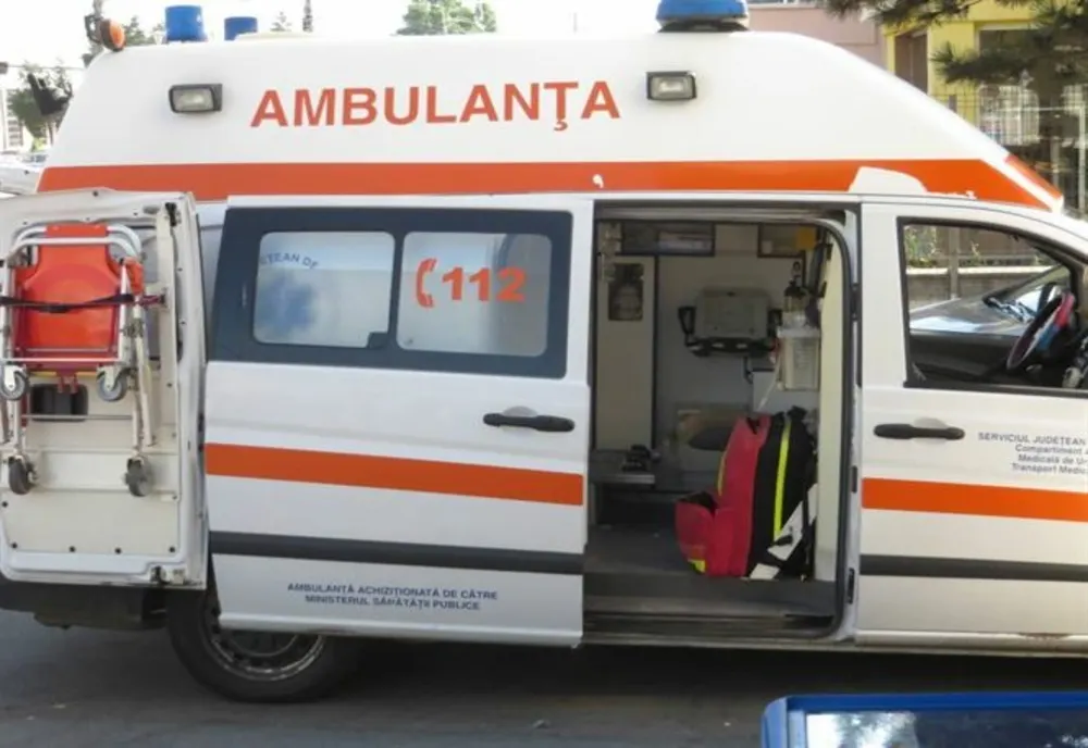 Un bărbat accidentat de o mașină a refuzat în primă fază ajutorul medical, apoi a chemat ambulanța. Șoferul, s-a ales cu dosar penal
