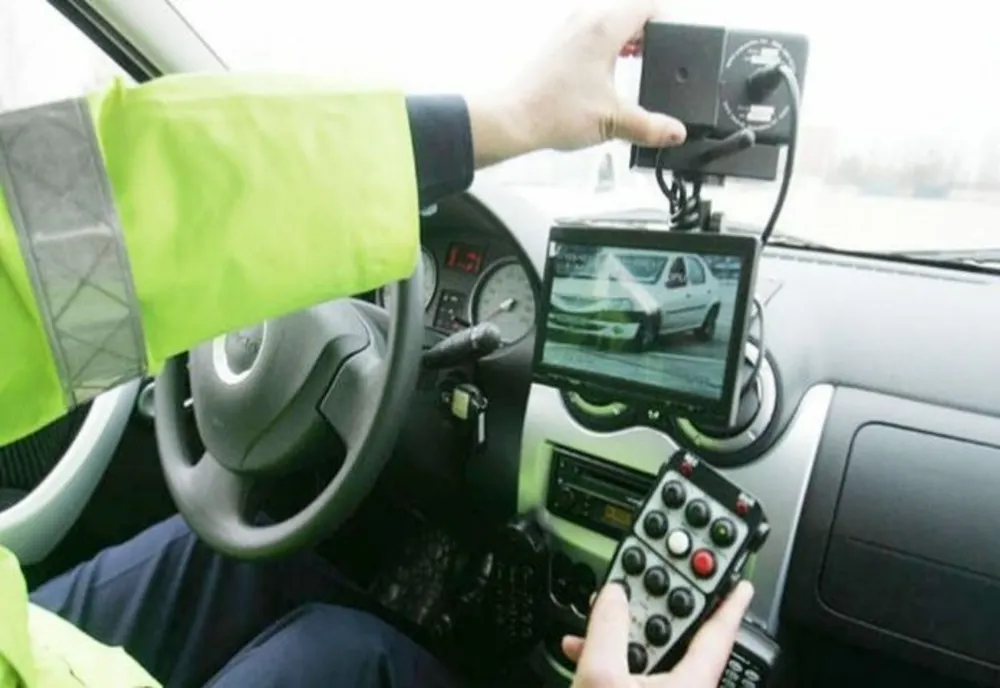 Cum s-a dat de gol un șofer din Suceava că are permisul anulat. Polițiștii băcăuani au fost pe fază