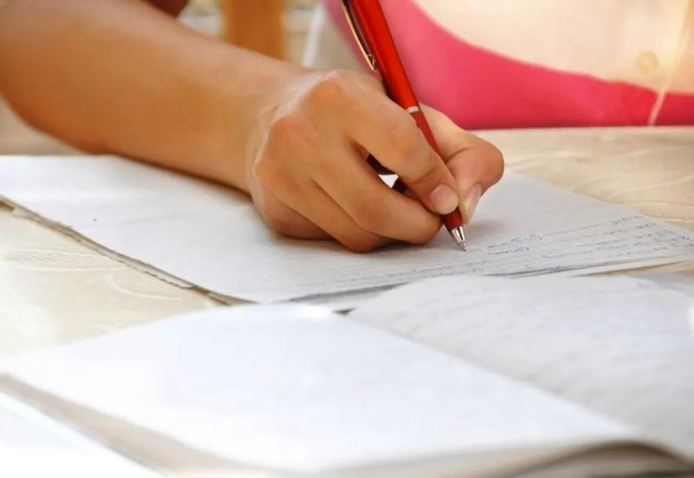 Un profesor a distribuit pe un grup de WhatsApp subiectele la proba la Limba şi literatura română a Evaluării Naţionale