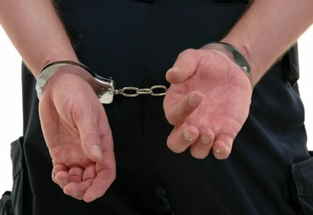 Sucevean reținut de polițiștii bistrițeni, după ce a părăsit arestul la domiciliu! L-a dat de gol o bătaie pe o stradă din municipiu