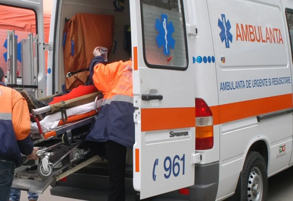 Accident într-un sens giratoriu din Roman! O tânără din Suceava a fost rănită