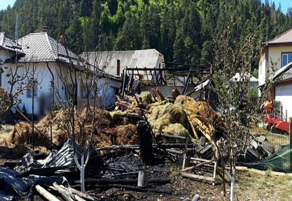 Incendiu puternic la Slatina. Au ars utilaje, zeci de tone de fân și cherestea