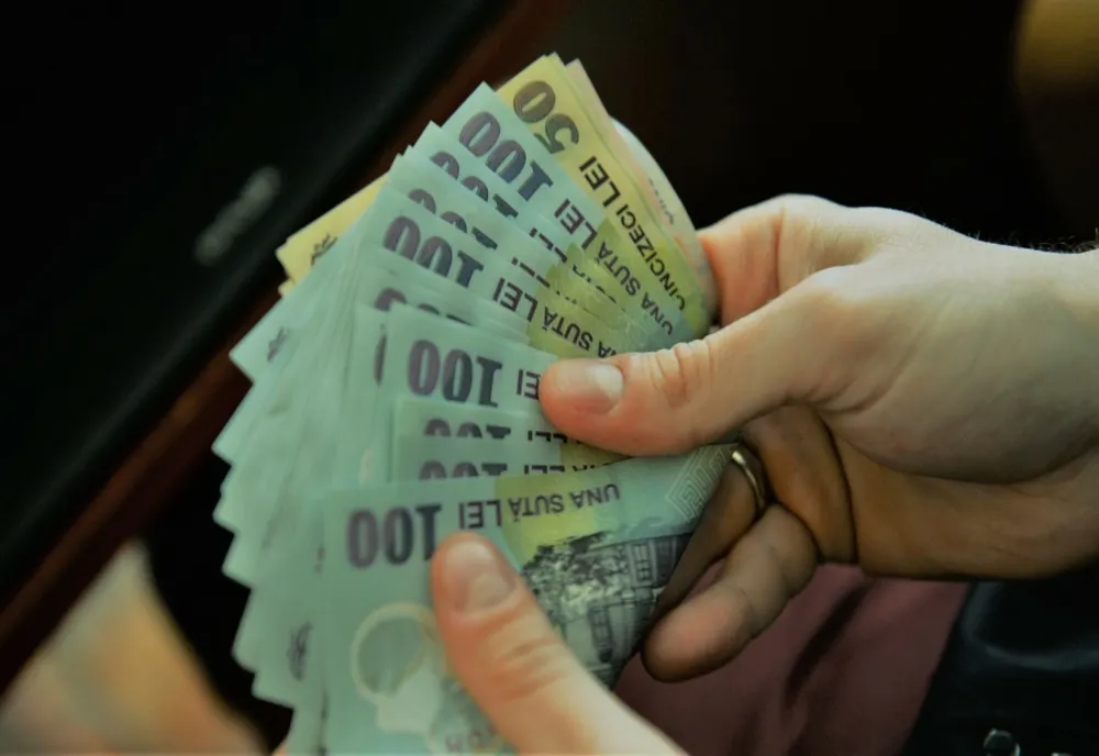 Un șef de tren din Suceava a găsit o borsetă cu 43.000 de lei. A predat-o la Poliție  