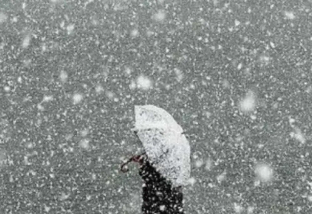 Prognoza meteo pe două săptămâni. Ploi, lapoviță și ninsoare: temperaturile scad la limita înghețului