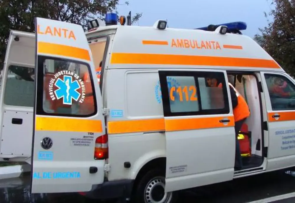 Un tânăr a ajuns la spital după ce a provocat un accident în care au fost implicate trei mașini