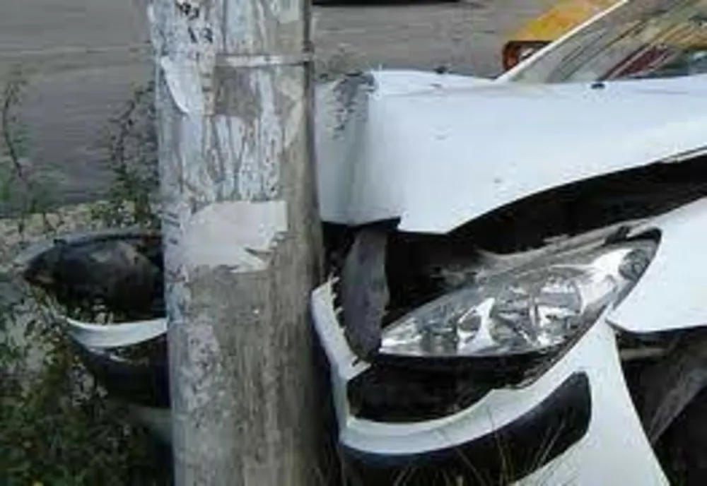 O șoferiță a pătruns pe contrasens și s-a oprit într-un stâlp