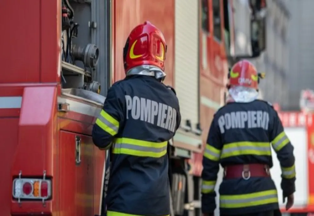 Patru autoutilitare cuprinse de un incendiu la Șcheia