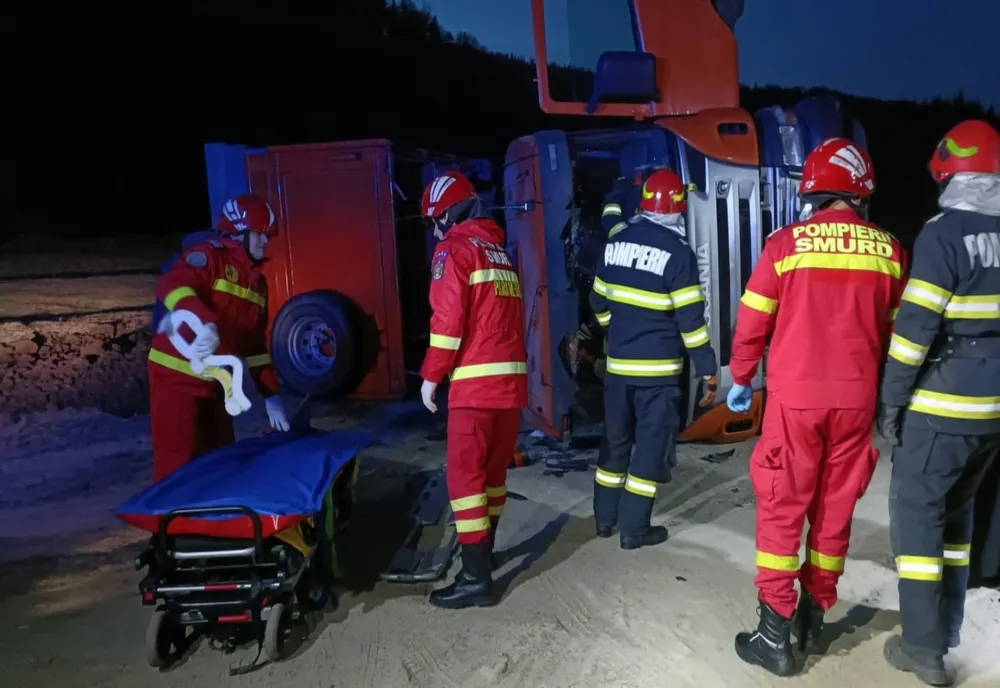 Basculantă răsturnată pe raza localității Râșca 